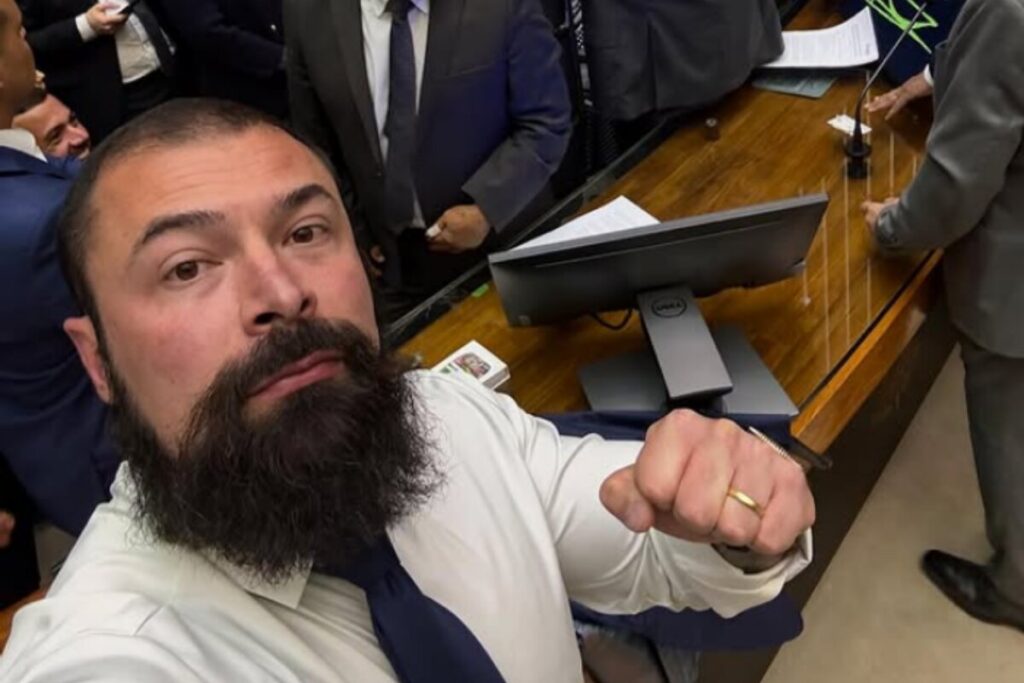 policia-corrige-informacao-sobre-arma-e-distintivo-de-paulo-bilynskyj