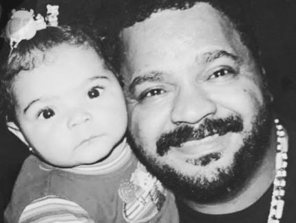 flora-cruz-desabafa-no-instagram-sobre-morte-do-pai:-“a-saudade-ta-sufocando-demais”