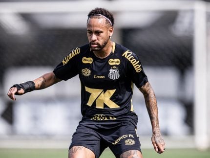 neymar-completa-15-anos-de-selecao-brasileira-e-recebe-homenagem-especial-da-cbf