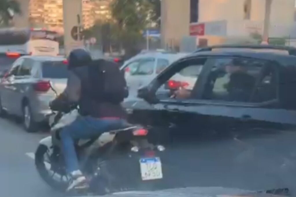 video:-homem-desarma-assaltante-e-atira-pela-janela-do-carro