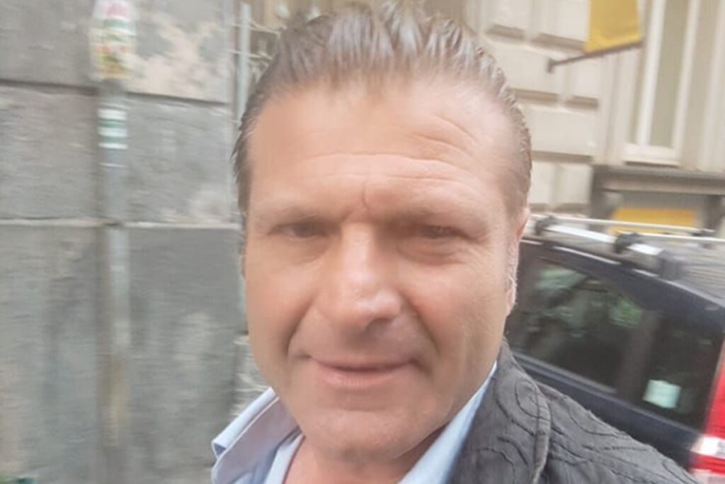 musico-come-sanduiche-de-linguica-e-brocolis,-e-morre-ajoelhado-na-rua