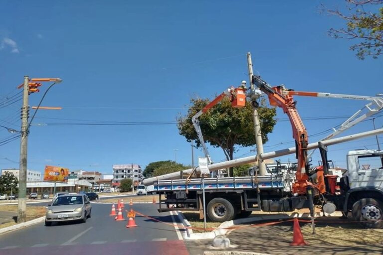 neoenergia-remove-1-tonelada-de-fios-clandestinos-de-postes-do-df