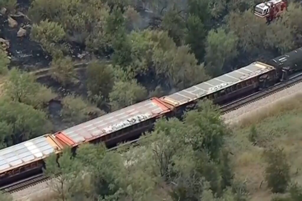 video:-trem-com-materiais-perigosos-descarrila-nos-eua