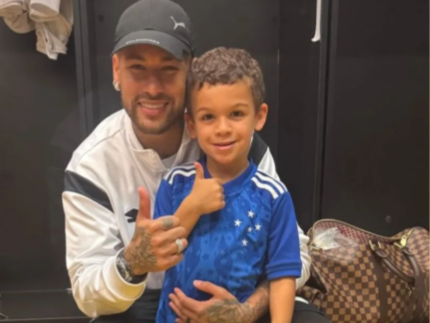 apos-drible-viral,-neymar-posa-com-filho-de-fabricio-bruno-e-elogia-o-atleta:-“craque”