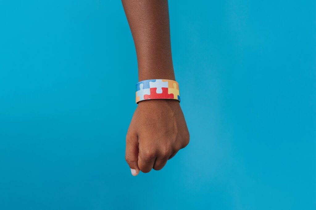 menino-autista-de-6-anos-e-encontrado-nu-e-machucado-em-terreno