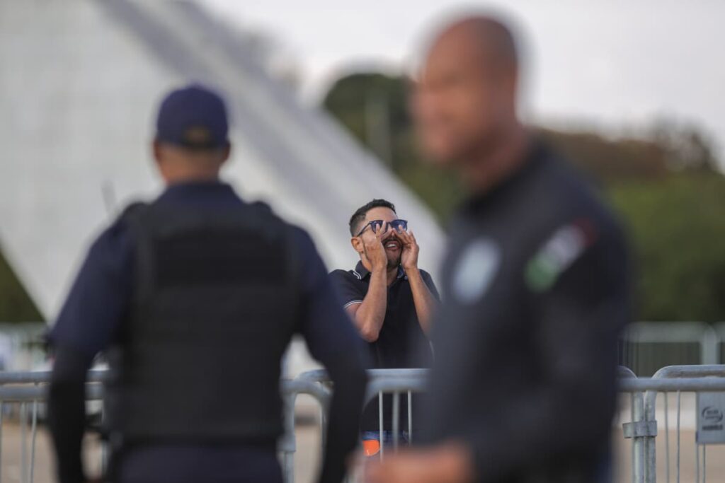 sozinho,-homem-protesta-em-frente-ao-stf:-“fora,-moraes”.-video