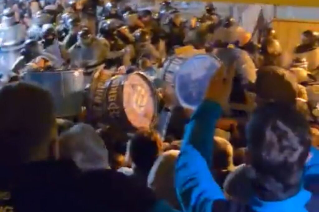 torcedores-do-racing-ficam-presos-em-estadio-por-8-horas-apos-jogo