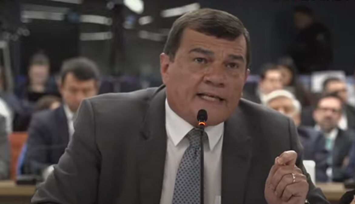 Ex-ministro da Defesa diz que temia que Bolsonaro assinasse “doideira”