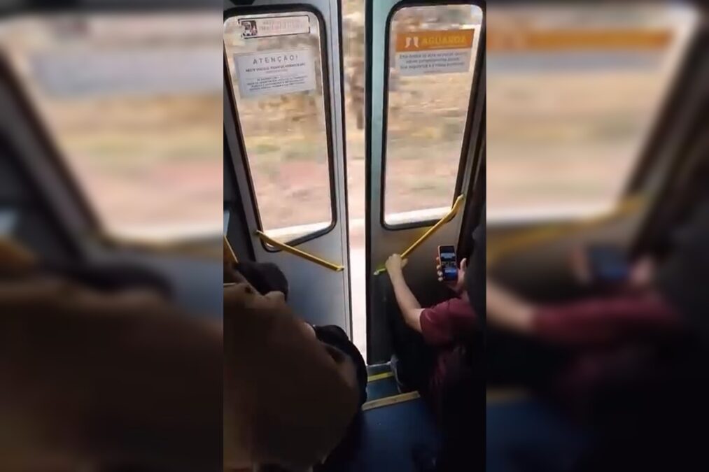 Ônibus trafega de porta aberta durante viagem no DF. Vídeo