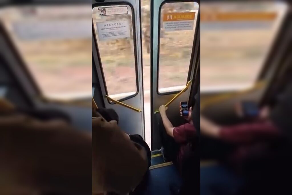 onibus-trafega-de-porta-aberta-durante-viagem-no-df.-video