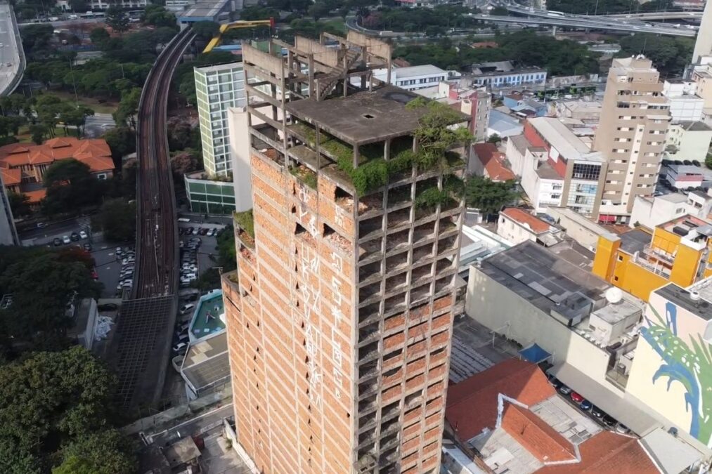 “Caveirão”: Prefeitura de SP inicia demolição de prédio abandonado
