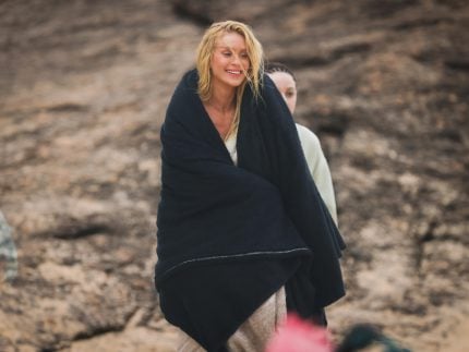 perrengue-congelante:-marina-ruy-barbosa-luta-contra-o-frio-em-ensaio-na-praia-do-rio