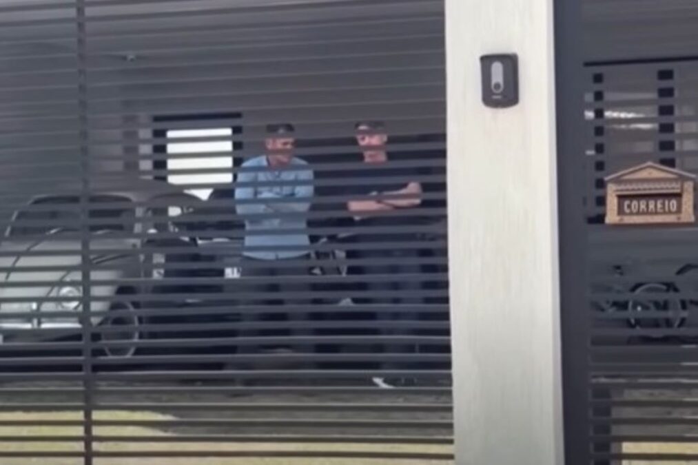 Em prisão domiciliar, Bolsonaro é filmado na garagem de casa. Vídeo