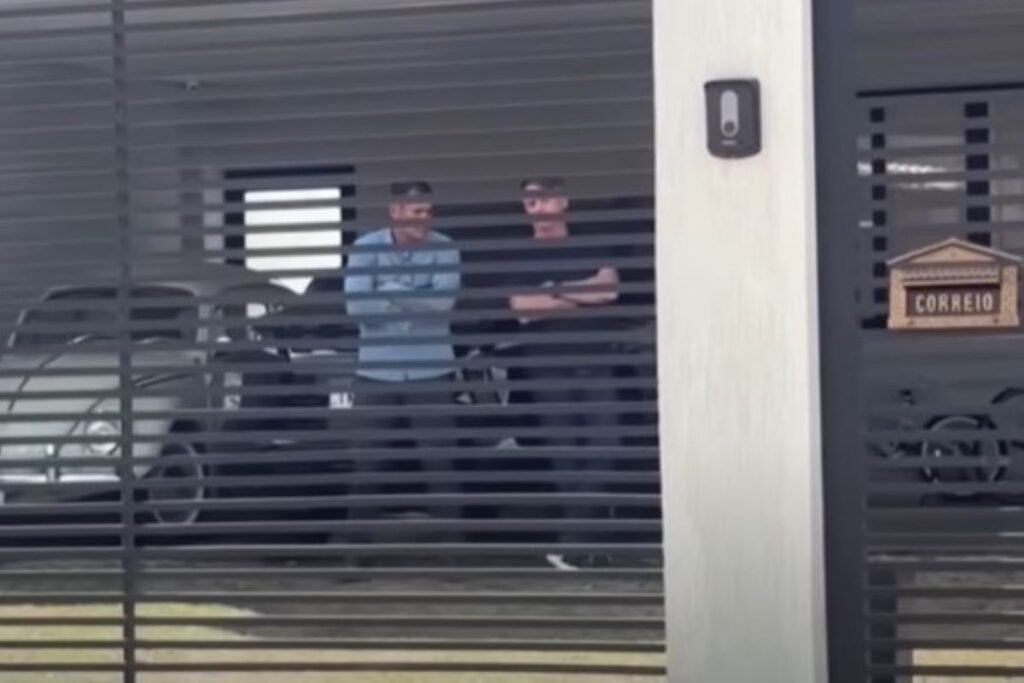 em-prisao-domiciliar,-bolsonaro-e-filmado-na-garagem-de-casa.-video