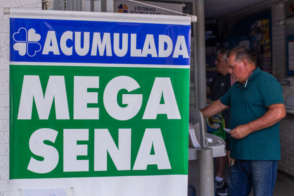 Mega-Sena acumula e prêmio vai a R$ 55 milhões. Confira os números