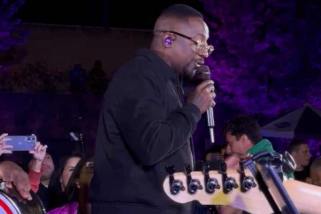 video:-mumuzinho-presta-homenagem-a-arlindo-cruz-em-festa
