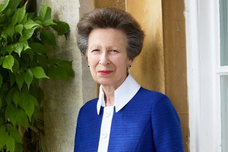 palacio-de-buckingham-comete-gafe-com-a-princesa-anne-e-se-retrata