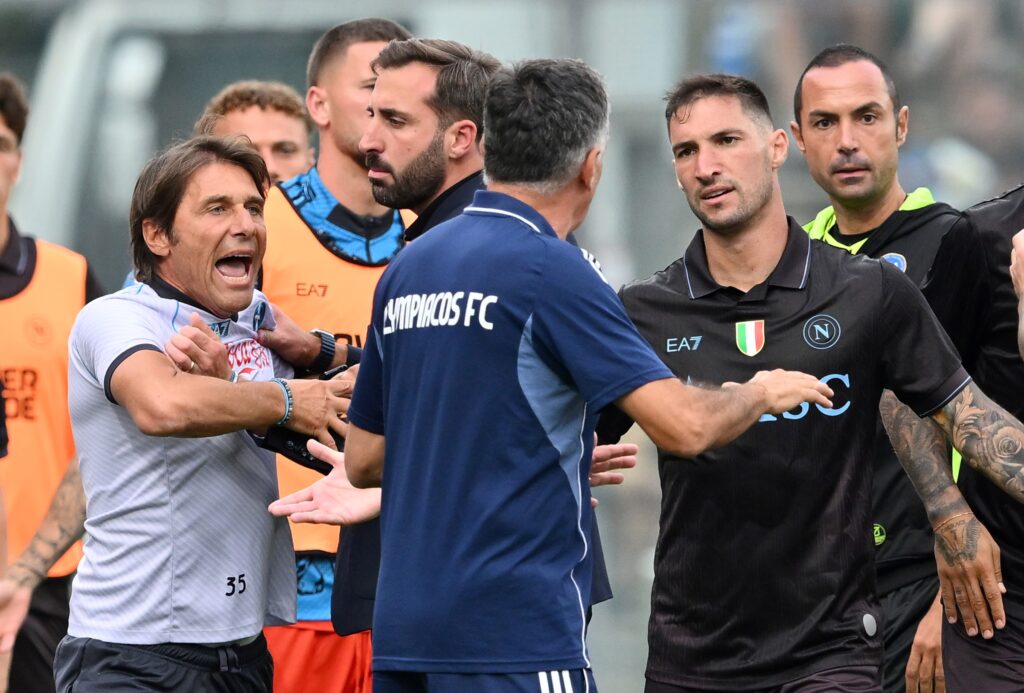video:-conte-perde-a-cabeca,-invade-campo-e-e-contido-pelo-4o-arbitro