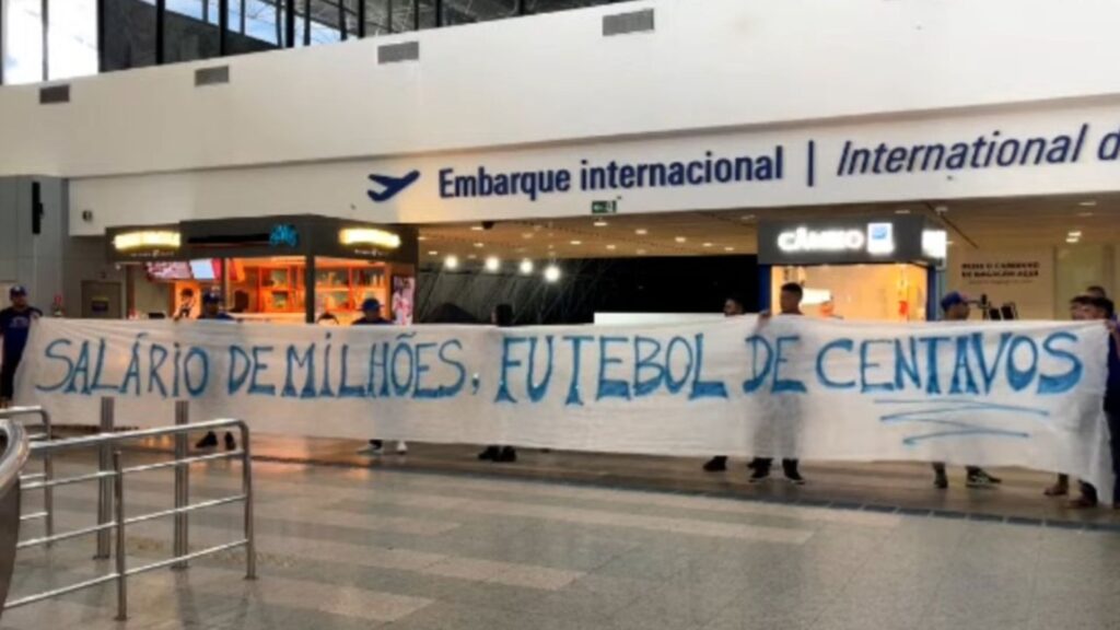 torcedores-do-fortaleza-protestam-no-embarque-da-equipe-para-o-rio