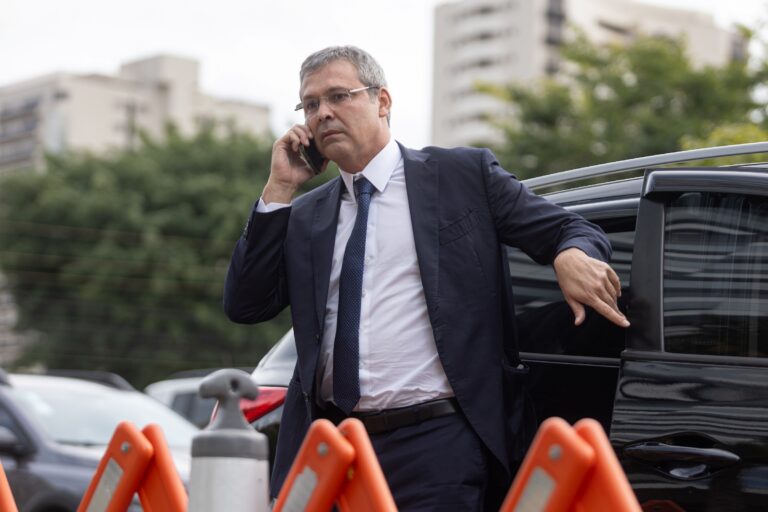 lider-do-pt-reage-a-eua-por-revogar-visto-de-crianca:-“gesto-pequeno”