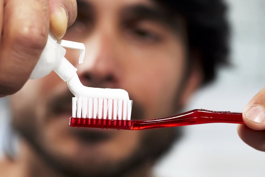 pasta-de-dente-feita-de-cabelo-pode-evitar-carie,-sugere-estudo