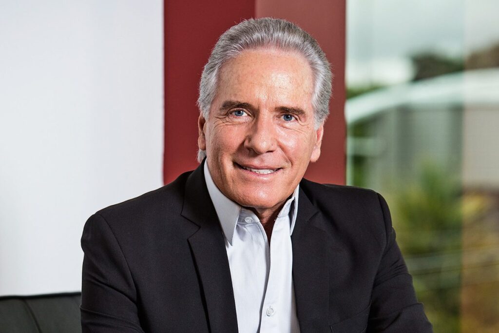 roberto-justus-fala-sobre-seu-estado-de-saude-apos-aparecer-de-muletas