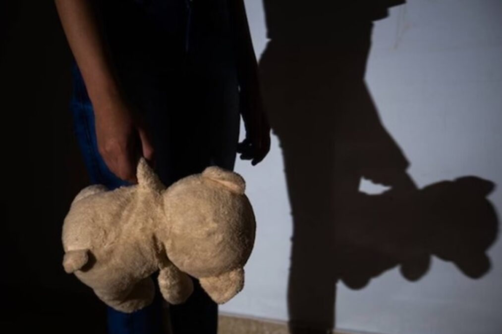 Polícia fecha prostíbulo e prende mulheres por maus-tratos a crianças