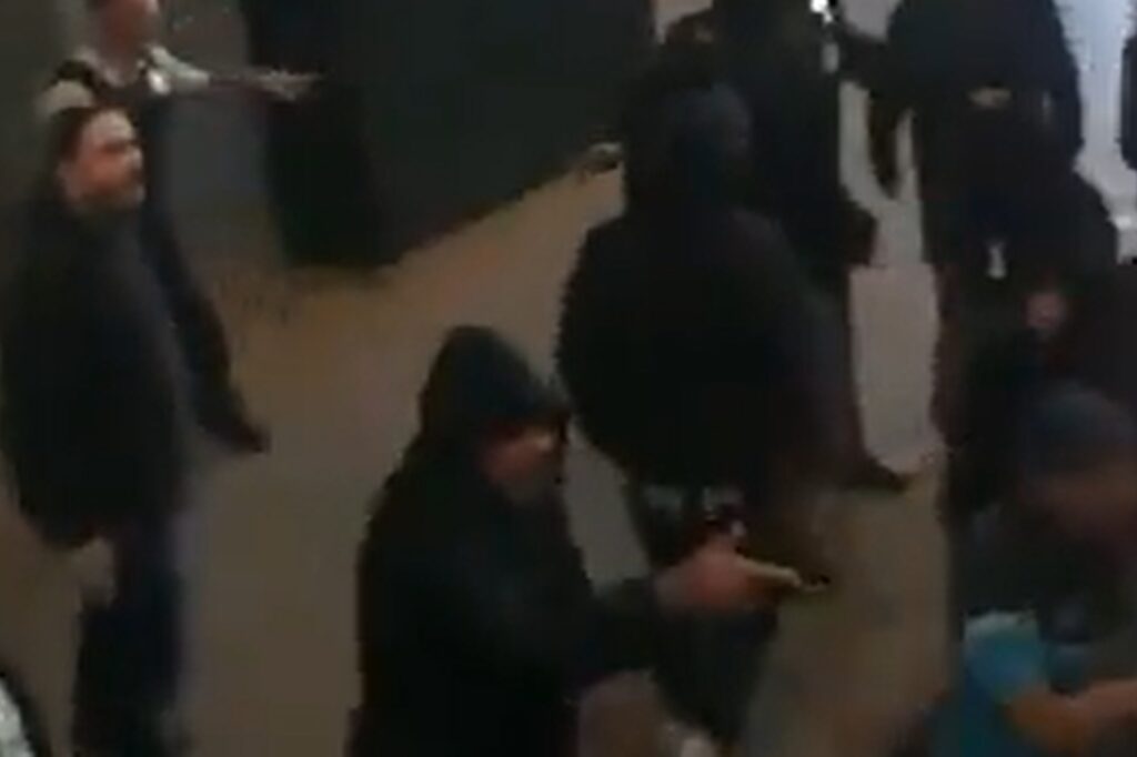 video:-torcedores-do-gremio-emboscam-e-atacam-onibus-do-time