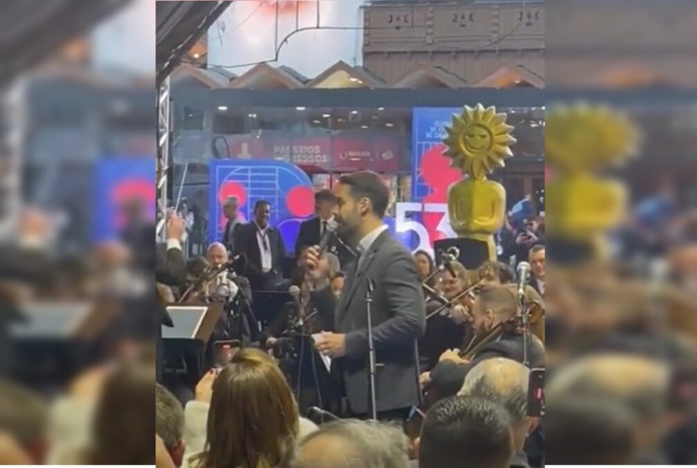 Vídeo: Eduardo Leite canta La Vie En Rose durante Festival em Gramado