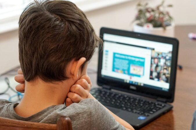 efeito-felca:-qual-o-limite-para-expor-criancas-nas-redes-sociais?