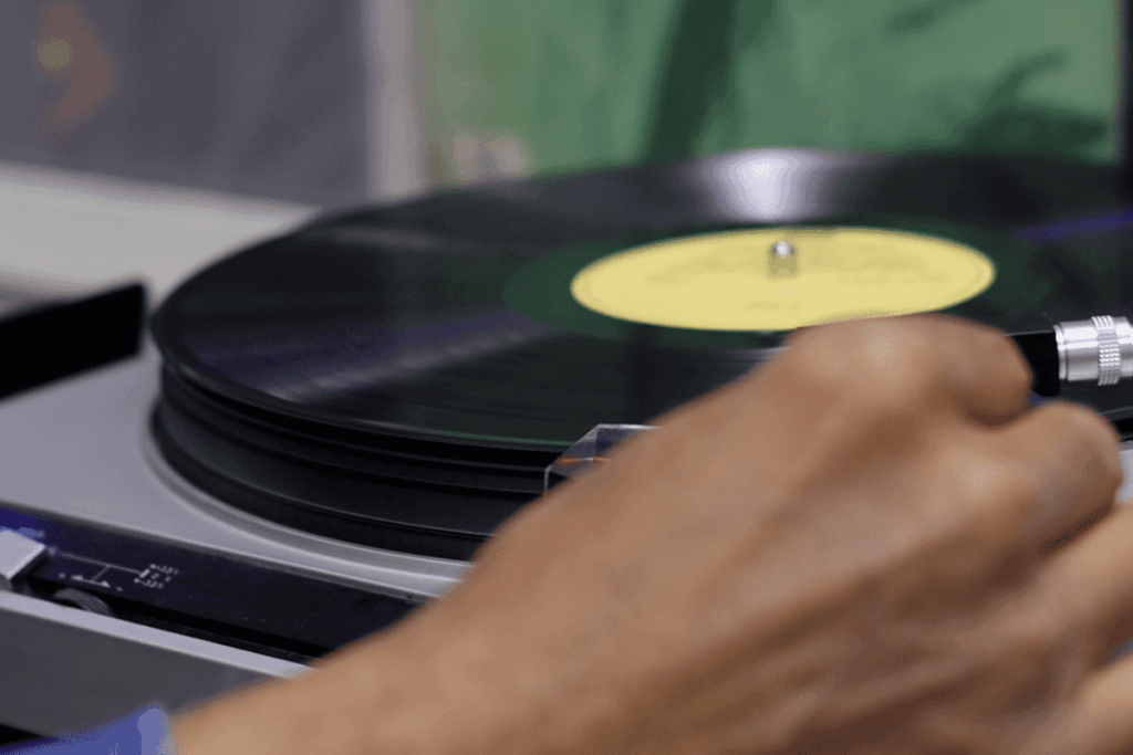 discos-de-vinil-atravessam-geracoes-e-movimentam-sp:-“viagem-no-tempo”