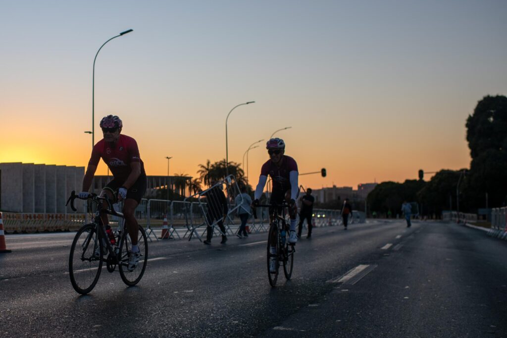 metropoles-endurance-cycling:-atletas-chegam-animados-para-disputas