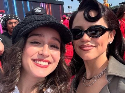 “wandinha”:-dubladora-detalha-encontro-com-jenna-ortega-e-desafios-com-a-personagem