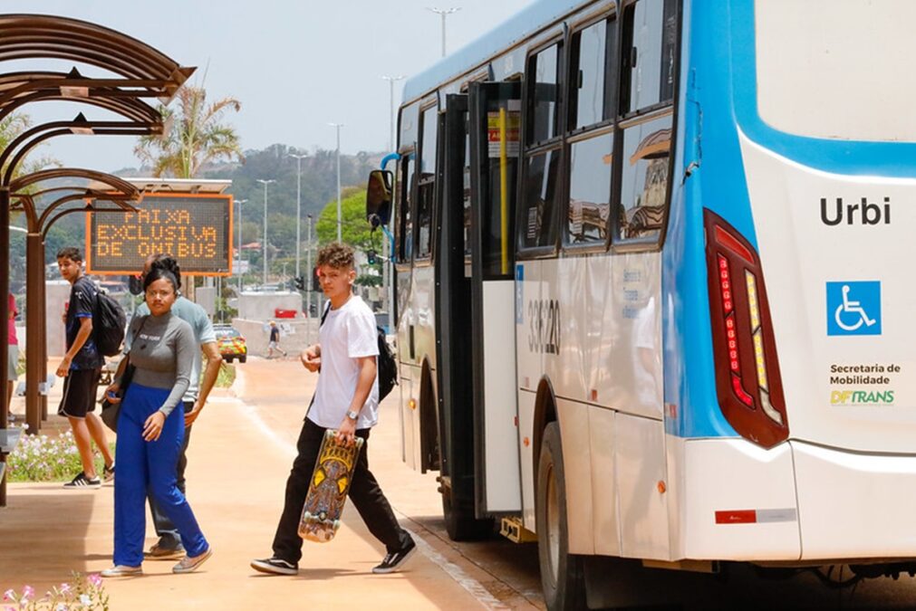 Mulher se desequilibra ao sair de ônibus, bate a cabeça e morre no DF