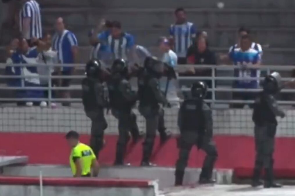 Vídeo: torcedor acerta chinelada em árbitro durante jogo da Série C