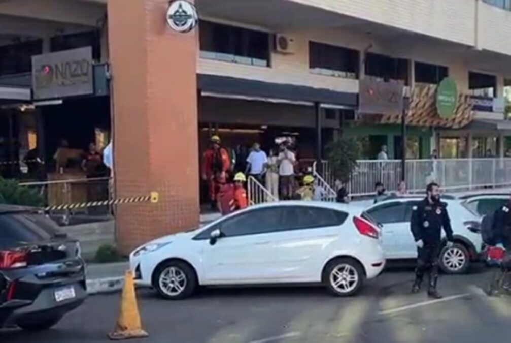 Parte do teto de restaurante Nazo cai em cima de cliente no DF