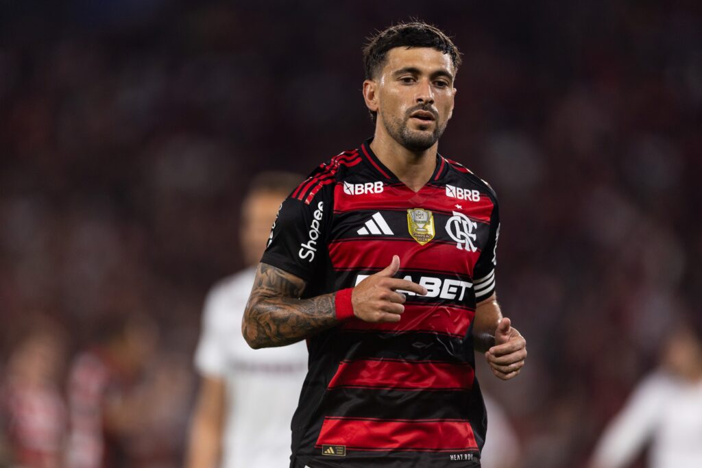 arrascaeta-bate-marca-pessoal-com-a-camisa-do-flamengo.-saiba-qual