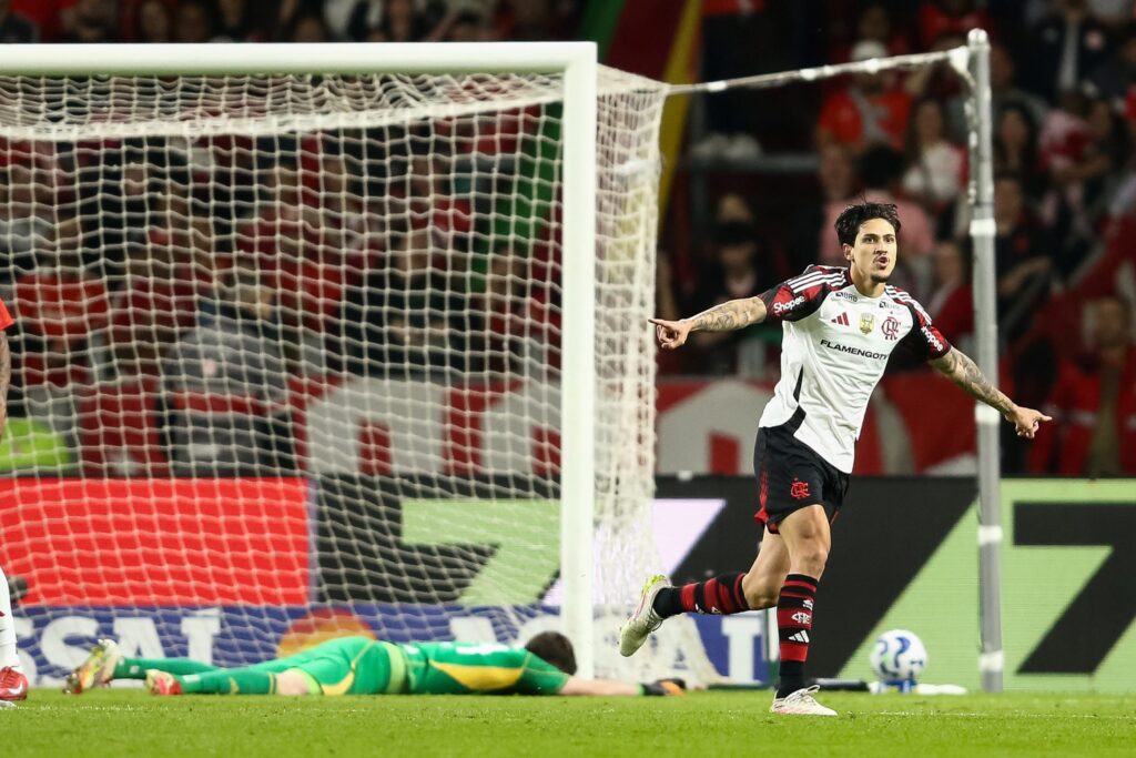flamengo-vence-internacional-e-segue-na-lideranca-do-brasileirao