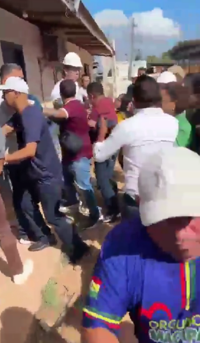 Prefeito de Macapá se irrita com jornalistas e dá ‘mata-leão’ em cinegrafista durante vistoria de obra
