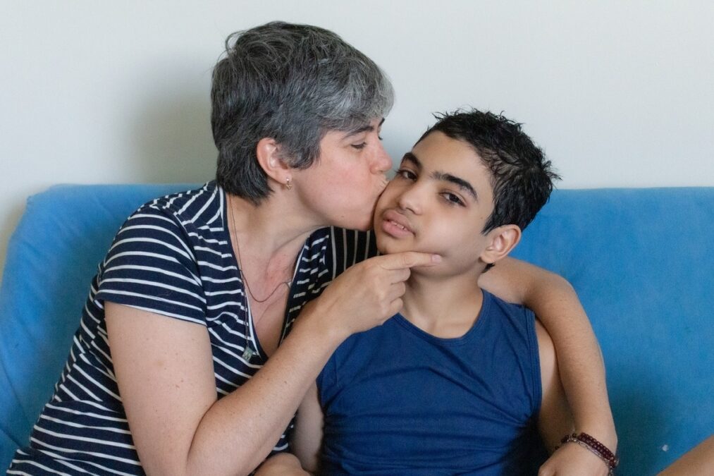 Autismo sindrômico: mãe conta como é rotina de filho com mutação rara
