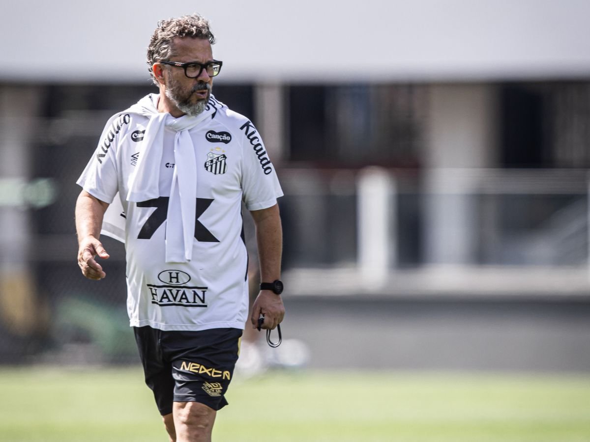 Cléber Xavier se pronuncia pela primeira vez após saída do Santos: “Gratidão”