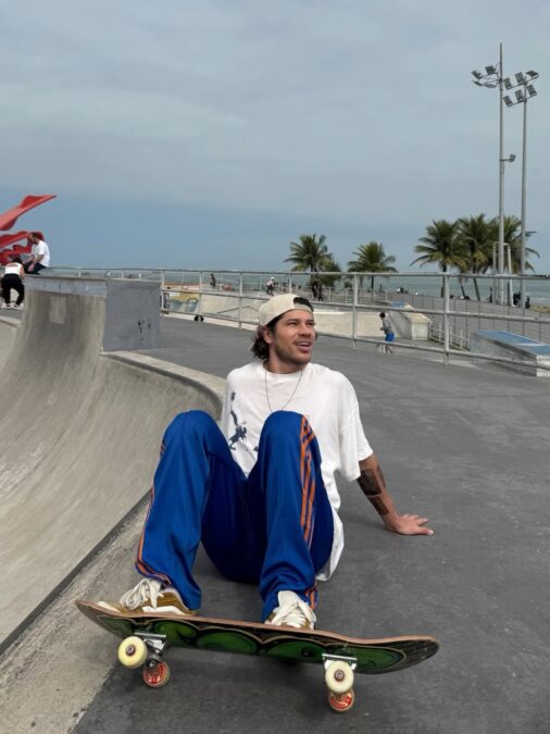 José Loreto passeia de skate por Santos no 1ª dia de filmagens da biografia de Chorão
