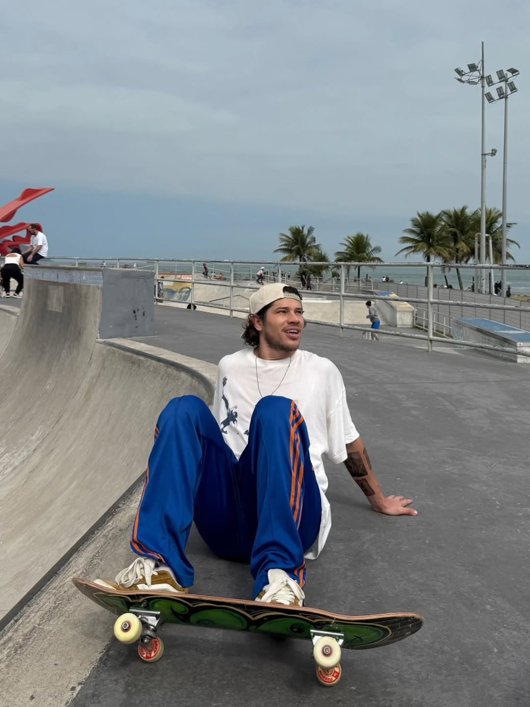 José Loreto passeia de skate por Santos no 1ª dia de filmagens da biografia de Chorão