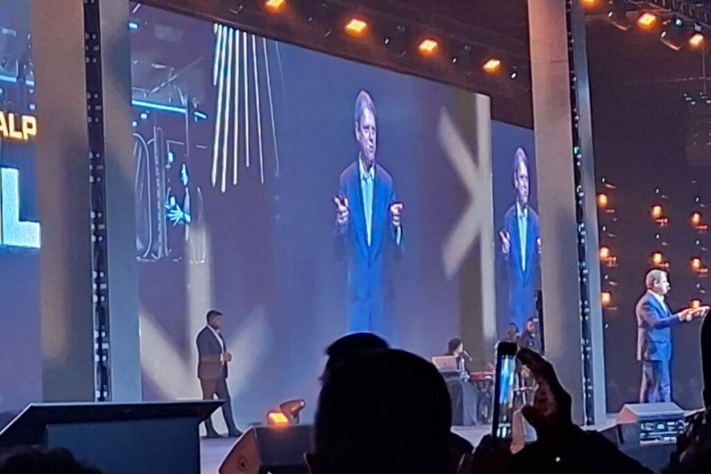 em-culto,-tarcisio-cita-“gente-sendo-humilhada”-e-prega-crenca-no-“impossivel”