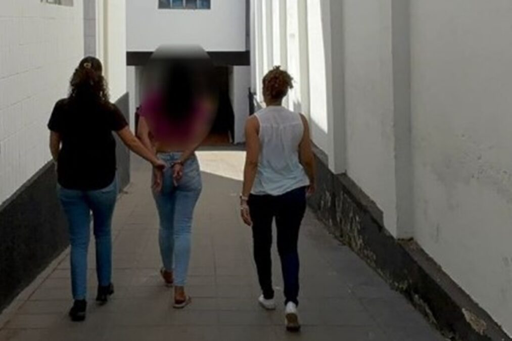 Mãe consumia drogas com filhos menores e os usava como “aviõezinhos”