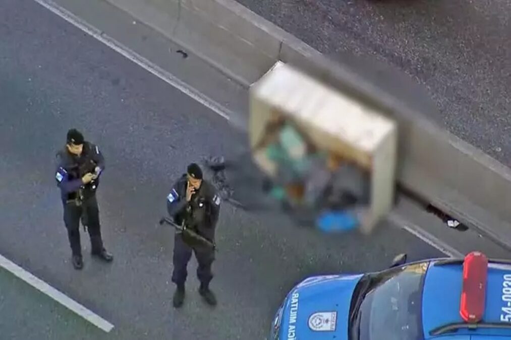 Mistério: corpo é achado dentro de caixote no meio da Avenida Brasil
