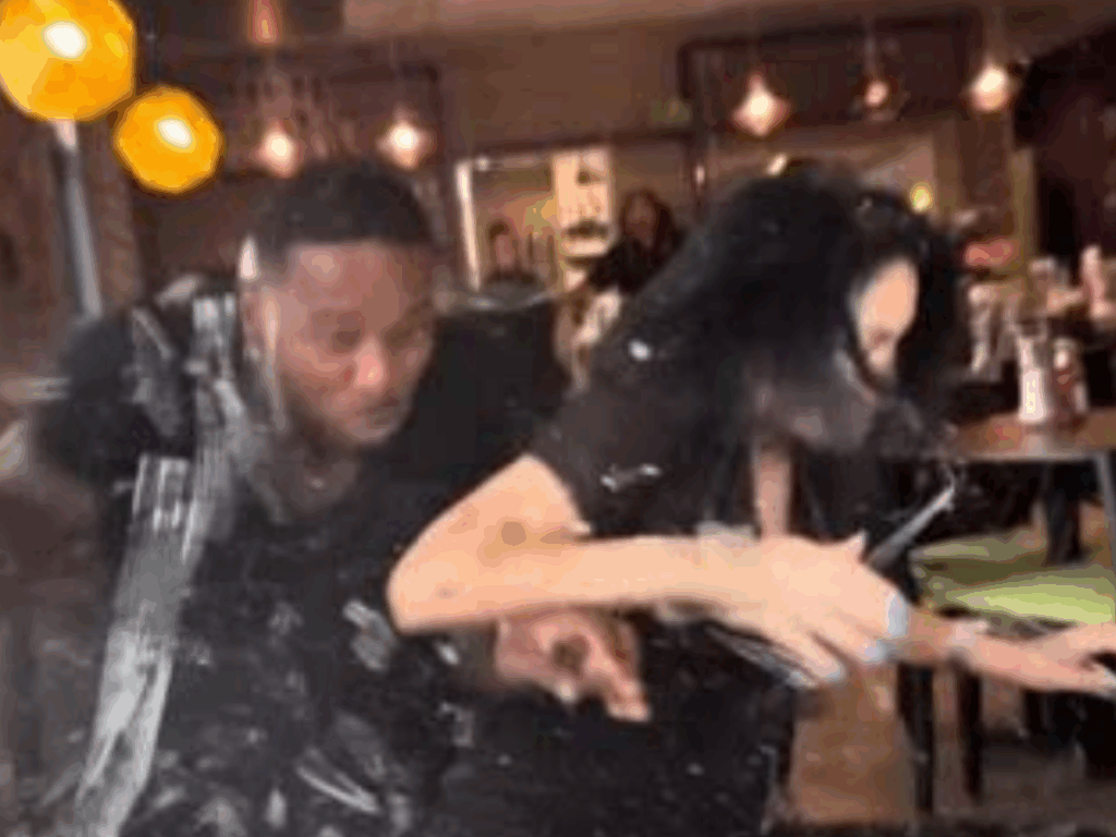 carro-invade-restaurante-e-atinge-influenciadores-durante-gravacao-no-texas