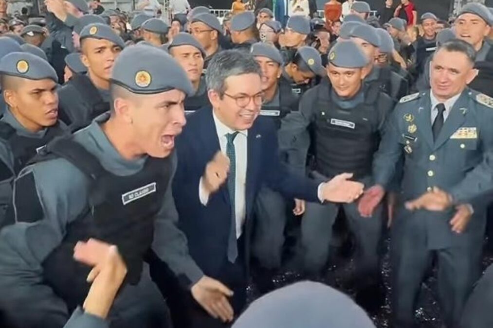 Randolfe canta em cerimônia da PM e divide opiniões na esquerda