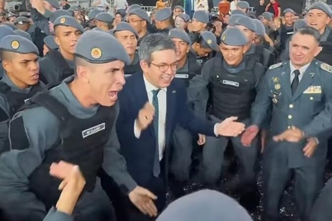randolfe-canta-em-cerimonia-da-pm-e-divide-opinioes-na-esquerda