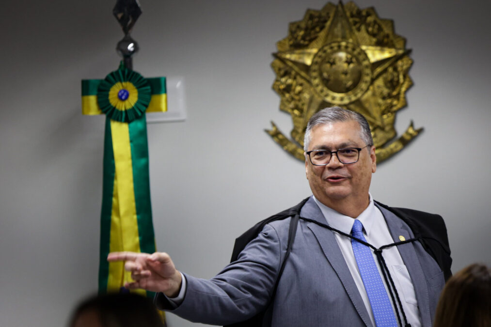 Dino dá recados aos EUA e reforça decisão sobre medidas estrangeiras